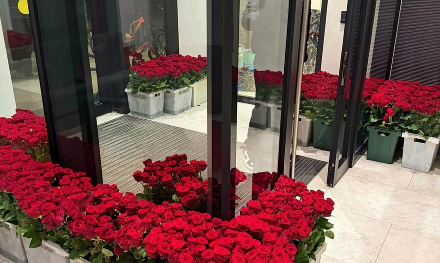 Розы на 70 млн рублей вывезли из московского ЖК. Девушке не понравился цвет роз.