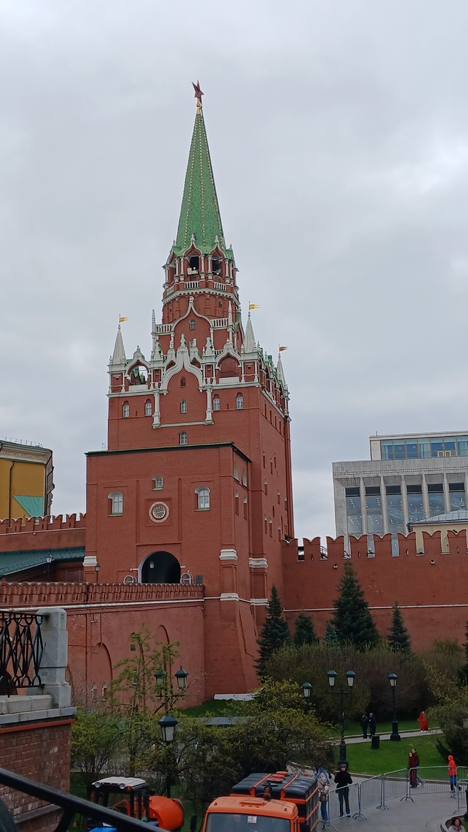 Троицкая башня и справа - Государственный Кремлевский дворец