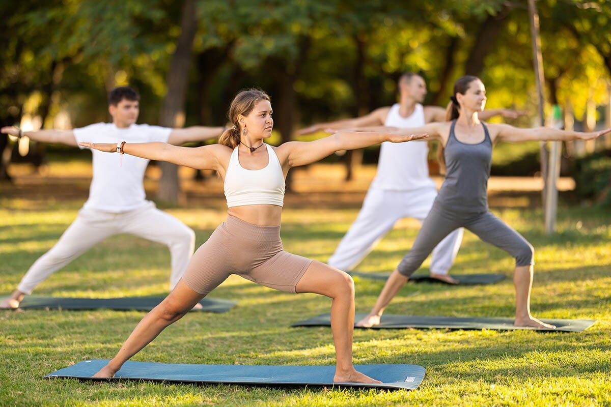 Заниматься йогой можно дома и на даче. Не нужны тренажеры и абонемент в зал. Вы независимы — и в этом вся прелесть. Источник: BearFotos / Shutterstock / FOTODOM📷
