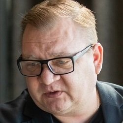    — В среднем комнаты в общежитии стоят 2 млн рублей. Цены начинаются от 1,7 млн и доходят до 2,5—3 млн. Однако 3 млн рублей, как правило, просят за комнаты, которые полностью оборудованы как квартира, — отметил эксперт.