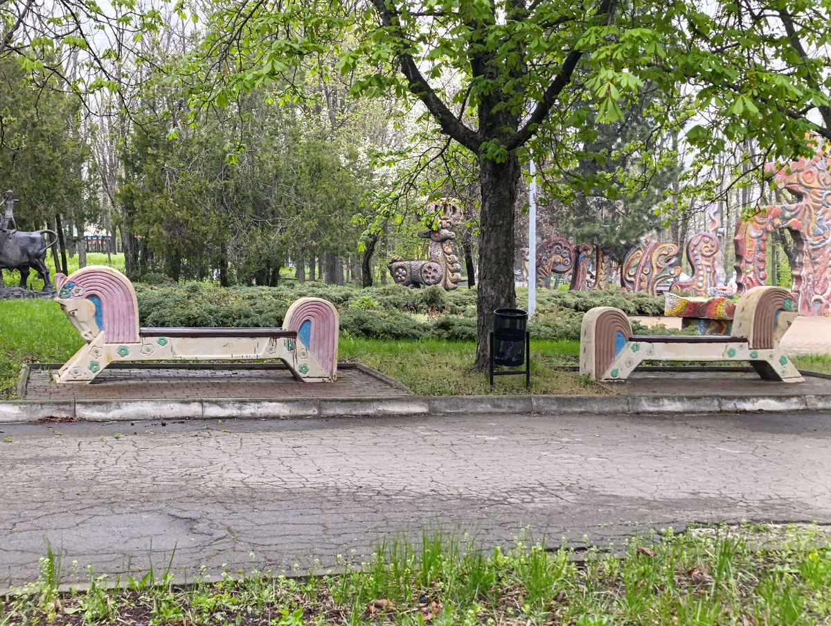 Лавочки в виде сказочных лошадей.