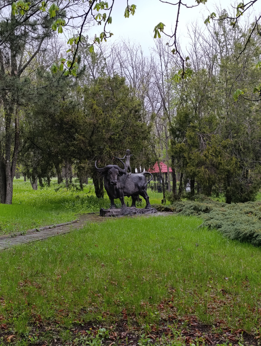 Скульптура быка.