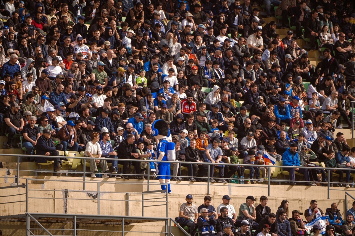 На игре в Каспийске количество зрителей, указанное в прокотоколе, было явно занижено. Фото: vk.com/fcdmx 