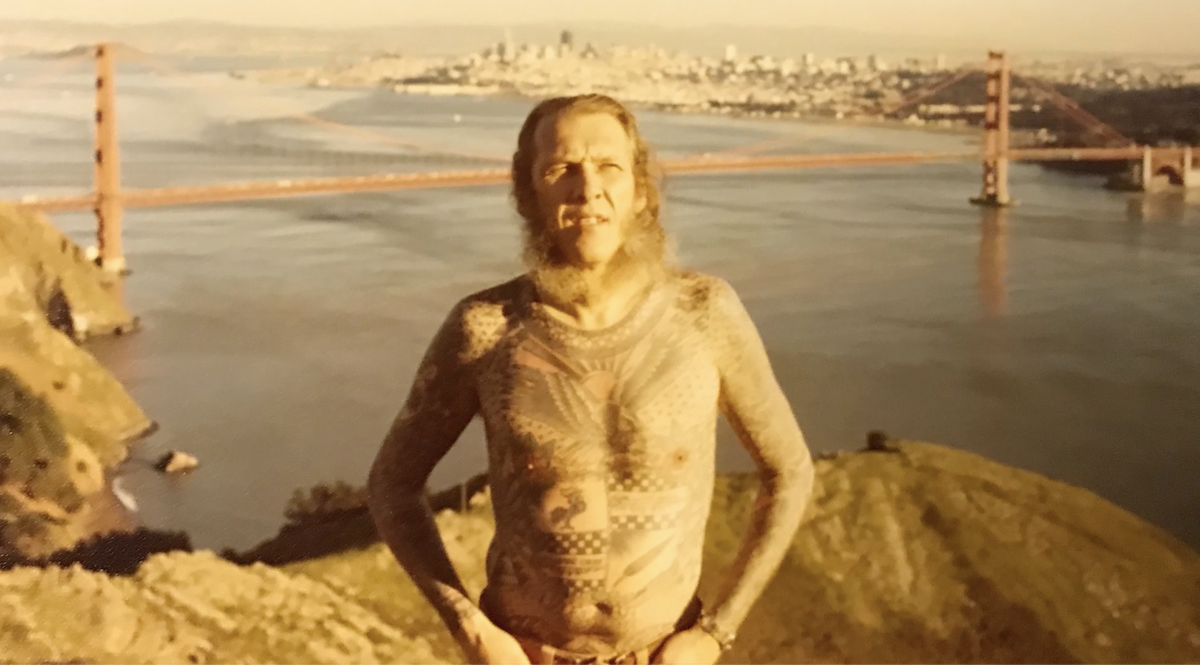 Лайл Татл (Lyle Tuttle) на фоне моста «Золотые Ворота» Сан-Франциско