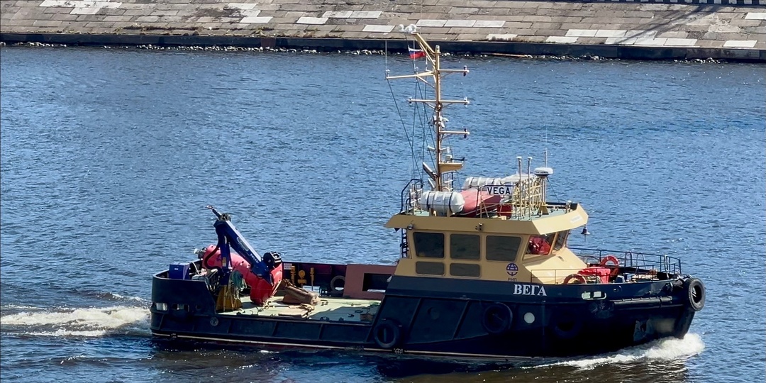 «Вега»: вот такое аккуратное судно работает на Балтике. С виду не сразу разберешь, что это именно такое. Буксир? Вроде да, а вроде нет.