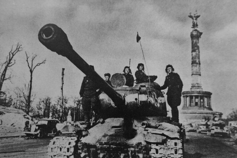 Советский танк ИС-2 в Берлине. Источник: https://clck.su/rGPWk