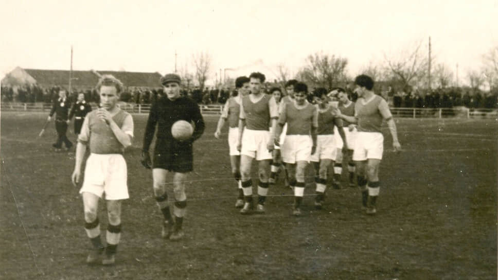 История футбольного клуба «Рубин» начинается в 1958 году, когда в рамках расширения класса «Б» чемпионата СССР в турнир включили команду из Казани — «Искру», собранную из игроков нескольких местных коллективов. Первый матч в чемпионате страны состоялся 20 апреля 1958 года, и эта дата считается днем рождения клуба. На фото — игроки клуба «Искра».📷Фото: Предоставлено пресс-службой ФК «Рубин»