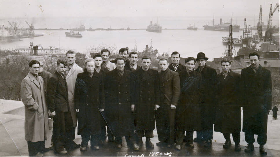 В дебютном матче казанцы уступили херсонскому «Спартаку» со счетом 2:4 и по итогам сезона заняли 14-е место из 16, при этом за год в команде сменилось четыре старших тренера. По окончании сезона «Искру» возглавил Николай Сентябрев, который руководил клубом 13 лет. В сезоне-1959 команда финишировала на 5-м месте. На фото — игроки клуба «Искра» на первом предсезонном сборе в Одессе в 1958 году.📷Фото: Предоставлено пресс-службой ФК «Рубин»