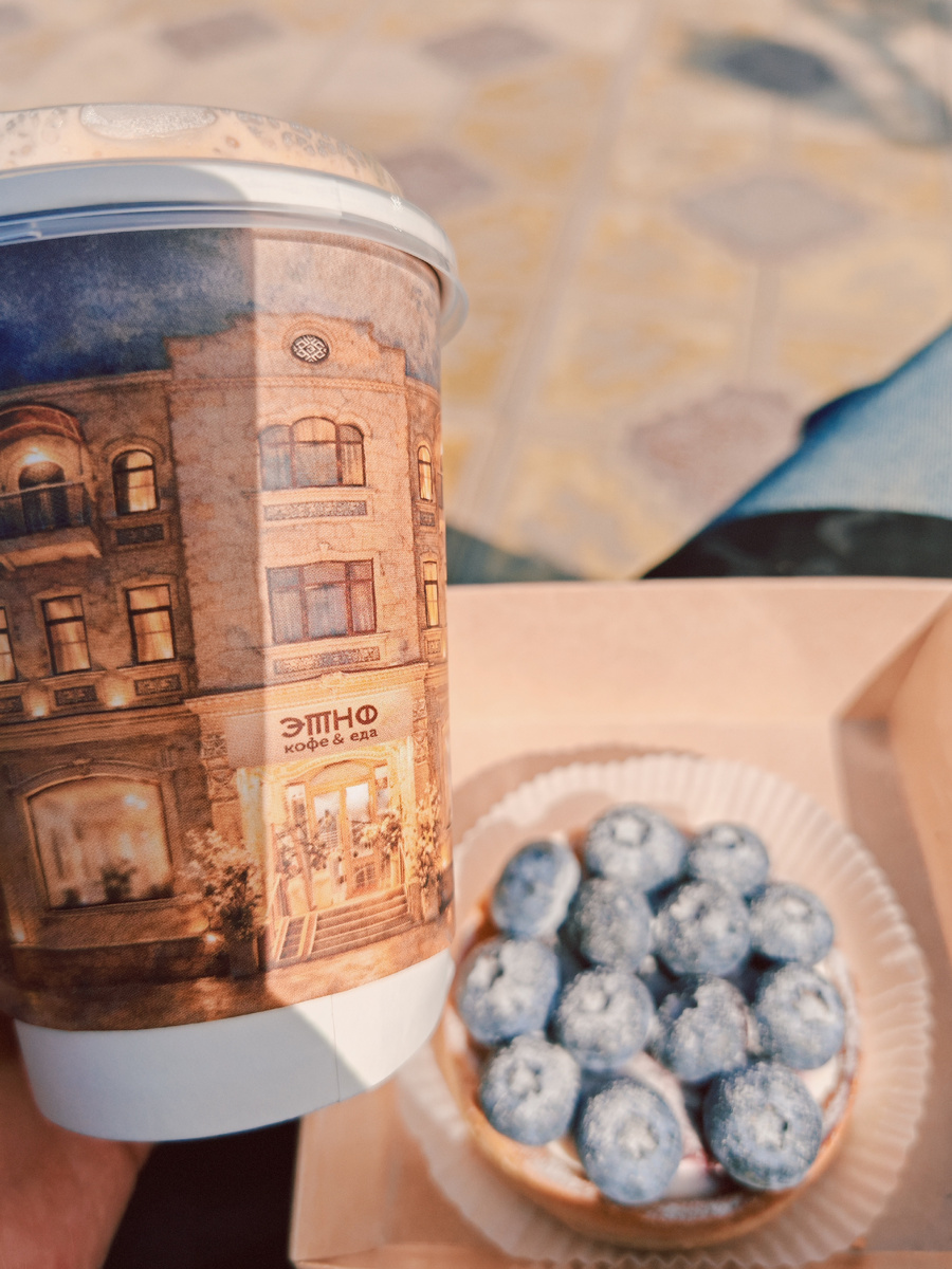 Любовь... Капучино с мятным сиропом и тарт с голубикой