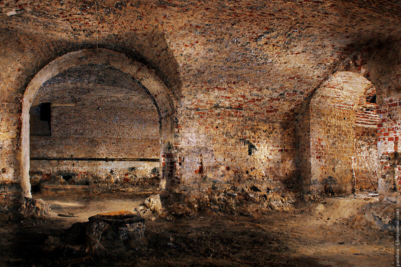 Катакомбы Московского Кремля. Изображение взято с сайта http://img-fotki.yandex.ru/get/9219/95965388.52/0_b1230_6cdc52ff_XL.jpg
