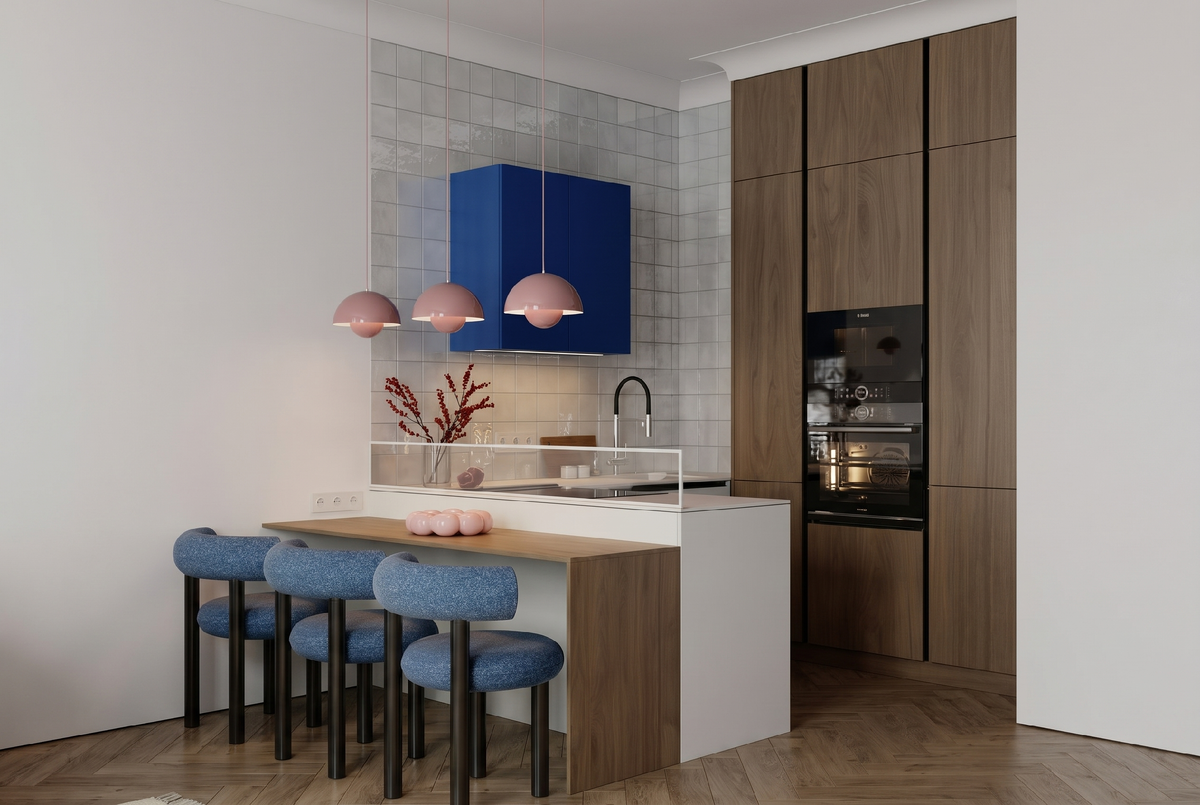 Кухня с контрастными акцентами и деревянными поверхностями — пример того, как важно заранее согласовывать оттенки и материалы.