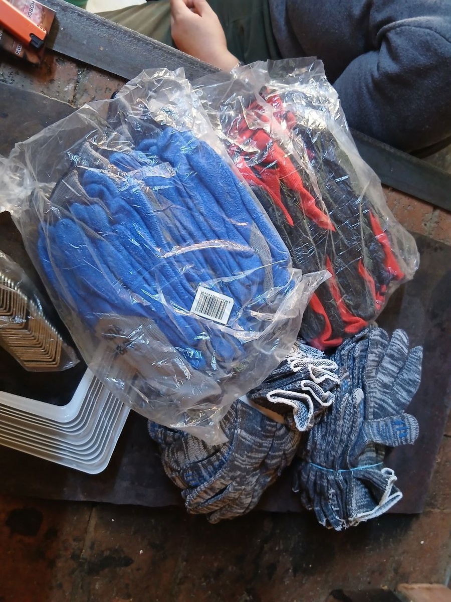 Вчерашние покупки в приют, перчатки, уголки и кноштейны. Всё, что постоянно нужно для работы