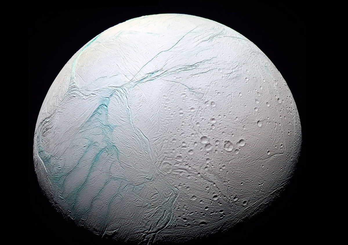 Поверхность Энцелада с расстояния 14 000 километров / NASA