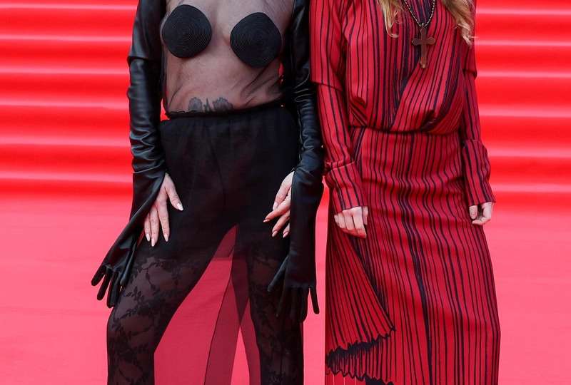 "Похожи на сотрудниц борделя": кого из звезд зрители обвиняют в безвкусице