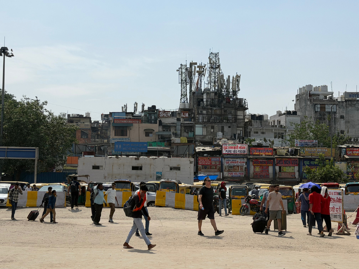 Я стоял посреди этого и думал: если снаружи так — что внутри?
Внутри — сюрприз.