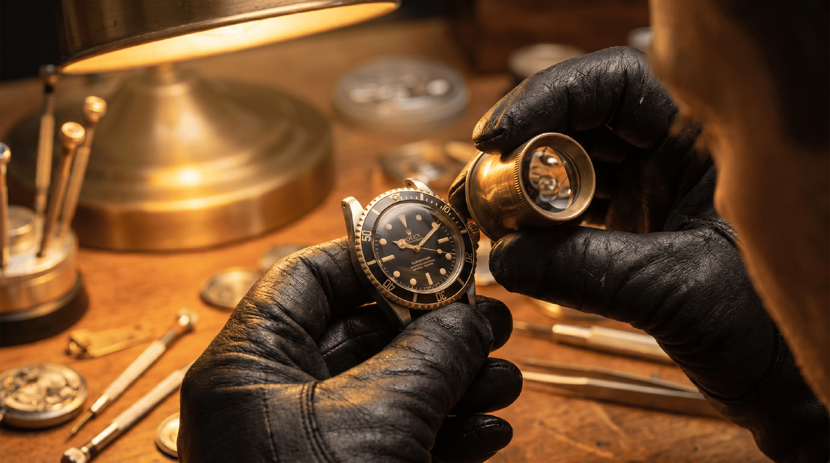 Сможете ли вы на глаз определить, настоящие ли перед вами часы, если даже мастера берутся за лупу?