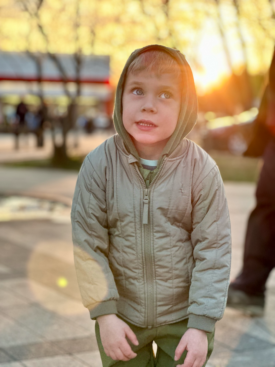 Фотку дочки подруги, конечно, размещать не буду, поэтому смотрите на недовольного Тима, которого я прошу улыбнуться для фото :)
