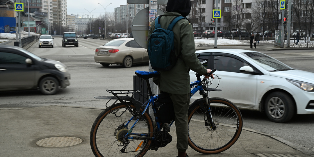 «Мёртвая зона» и жесты: велосипедистам дали советы, как не бояться потока машин