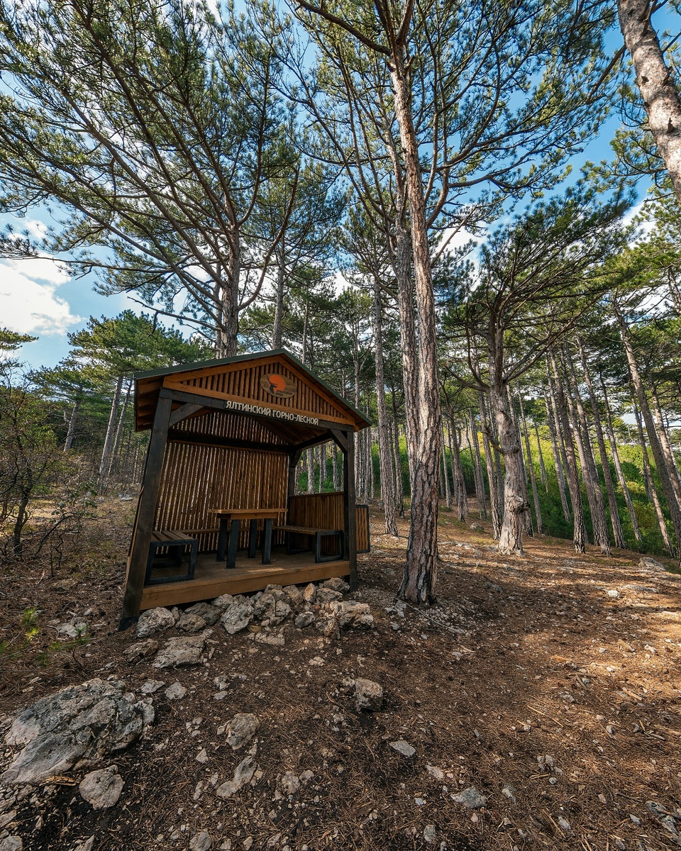 Беседки, скамейки на экотропе Алупка-Исары