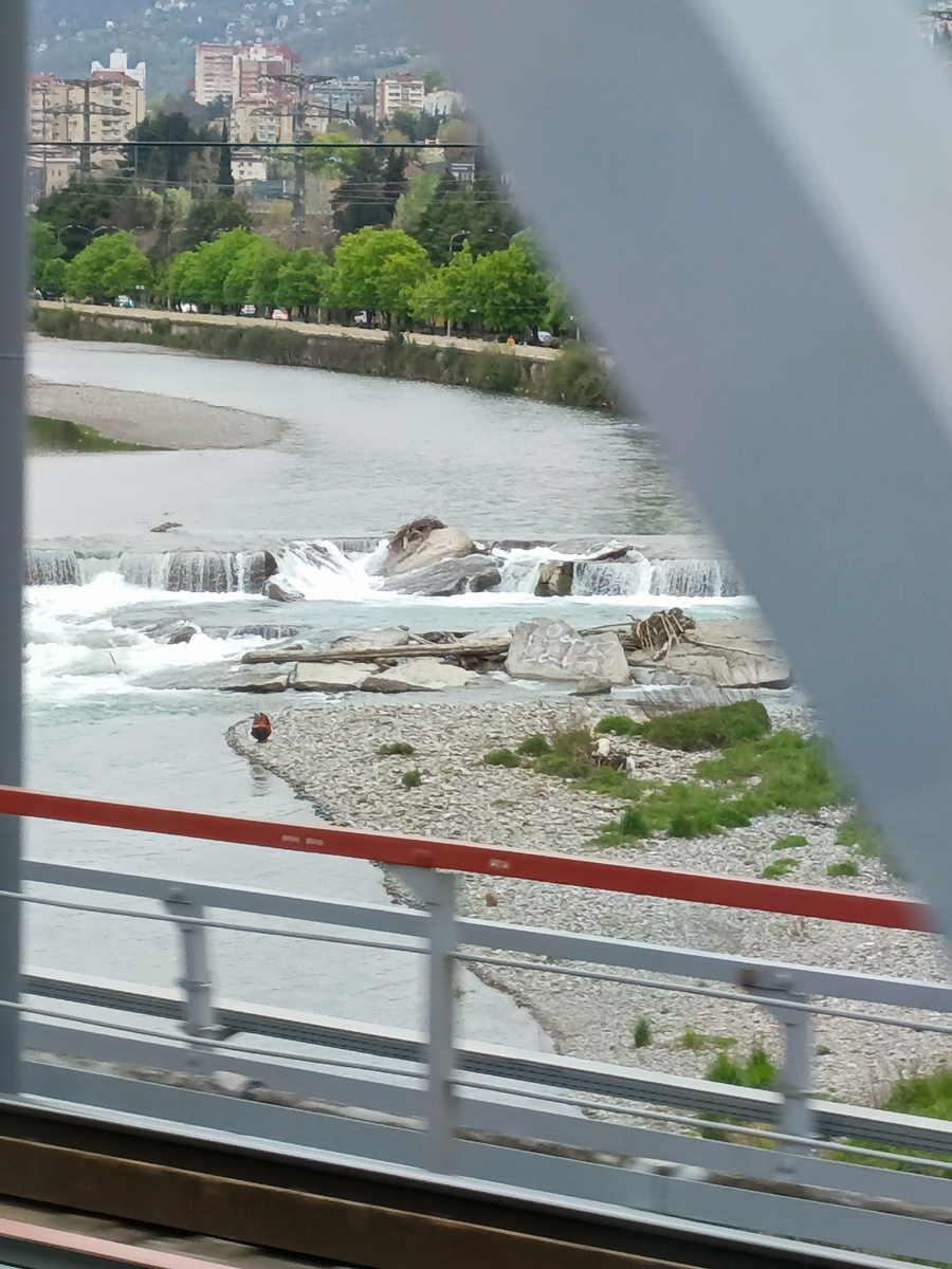 какой-то водопад за окном)