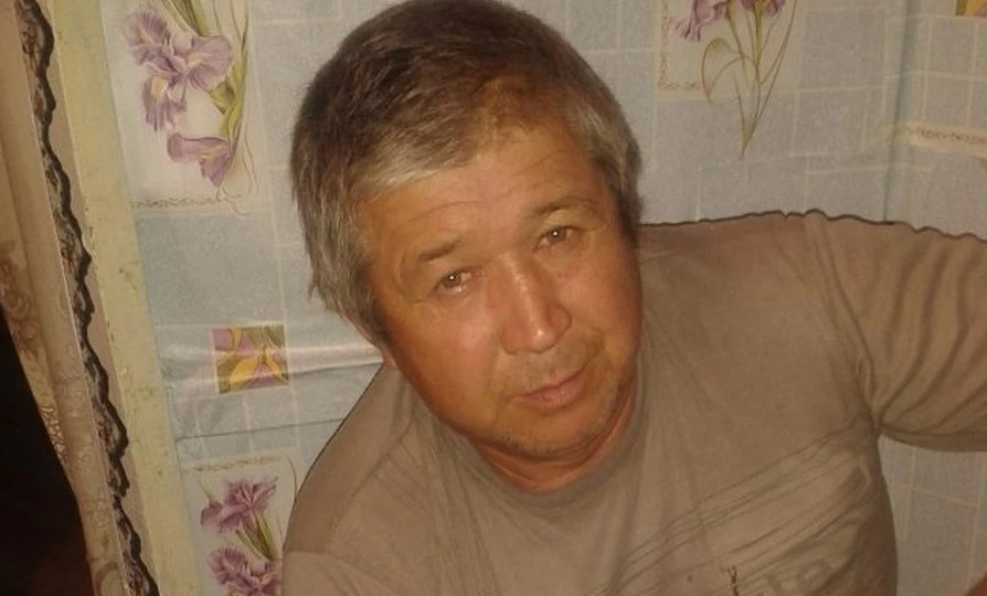Он шёл на детские голоса сквозь едкий дым, а потом вернулся в квартиру ещё раз