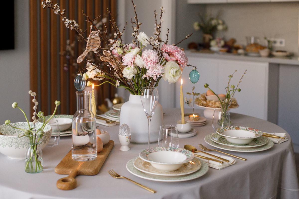 Сервировка стола посудой из  коллекции Morris & Co 