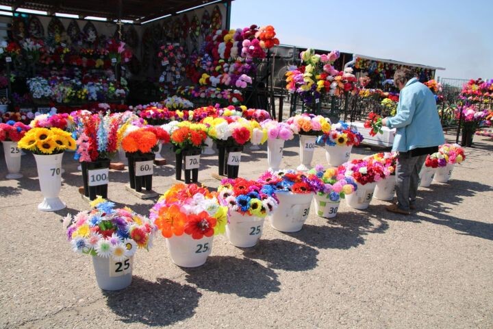 Как правильно поминать усопших на Радоницу, разъяснил священник