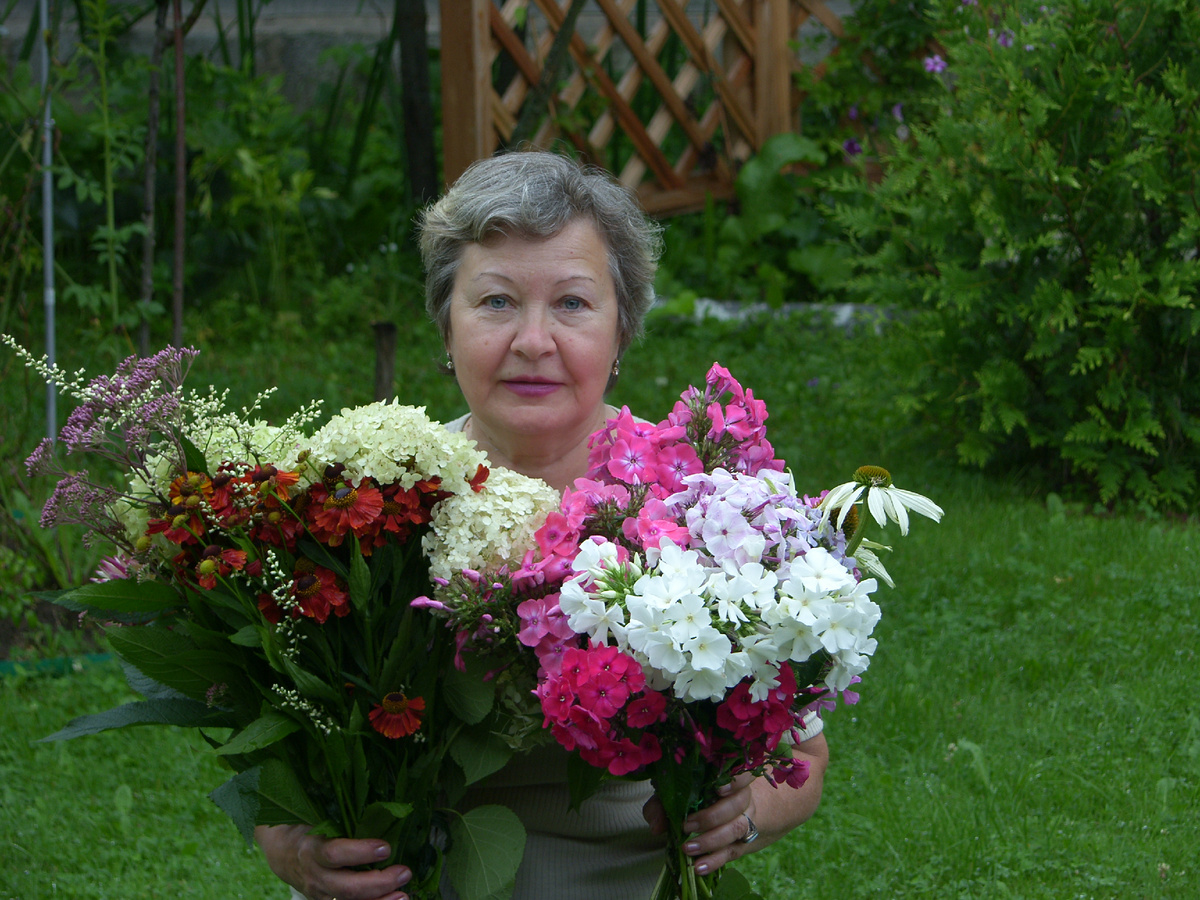 Дорохова Е.М с букетами на выставку