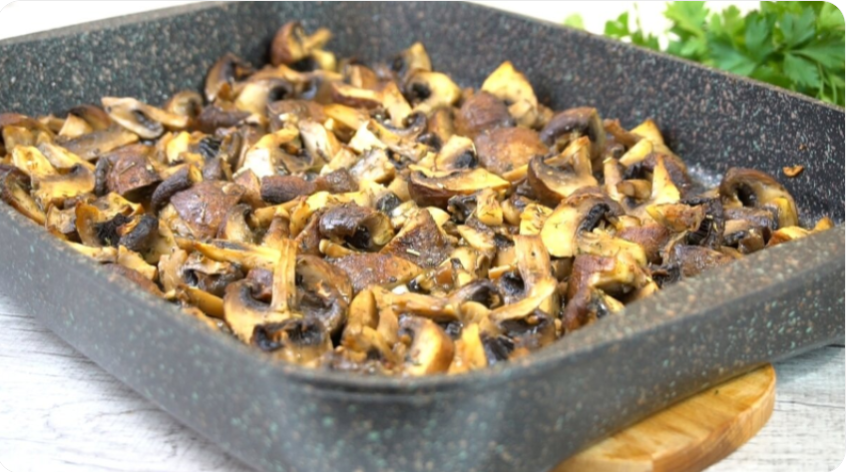 Гарнир, который съедается быстрее Стейка. По-другому шампиньоны не готовлю, только так: кто пробуют остаются в восторге...