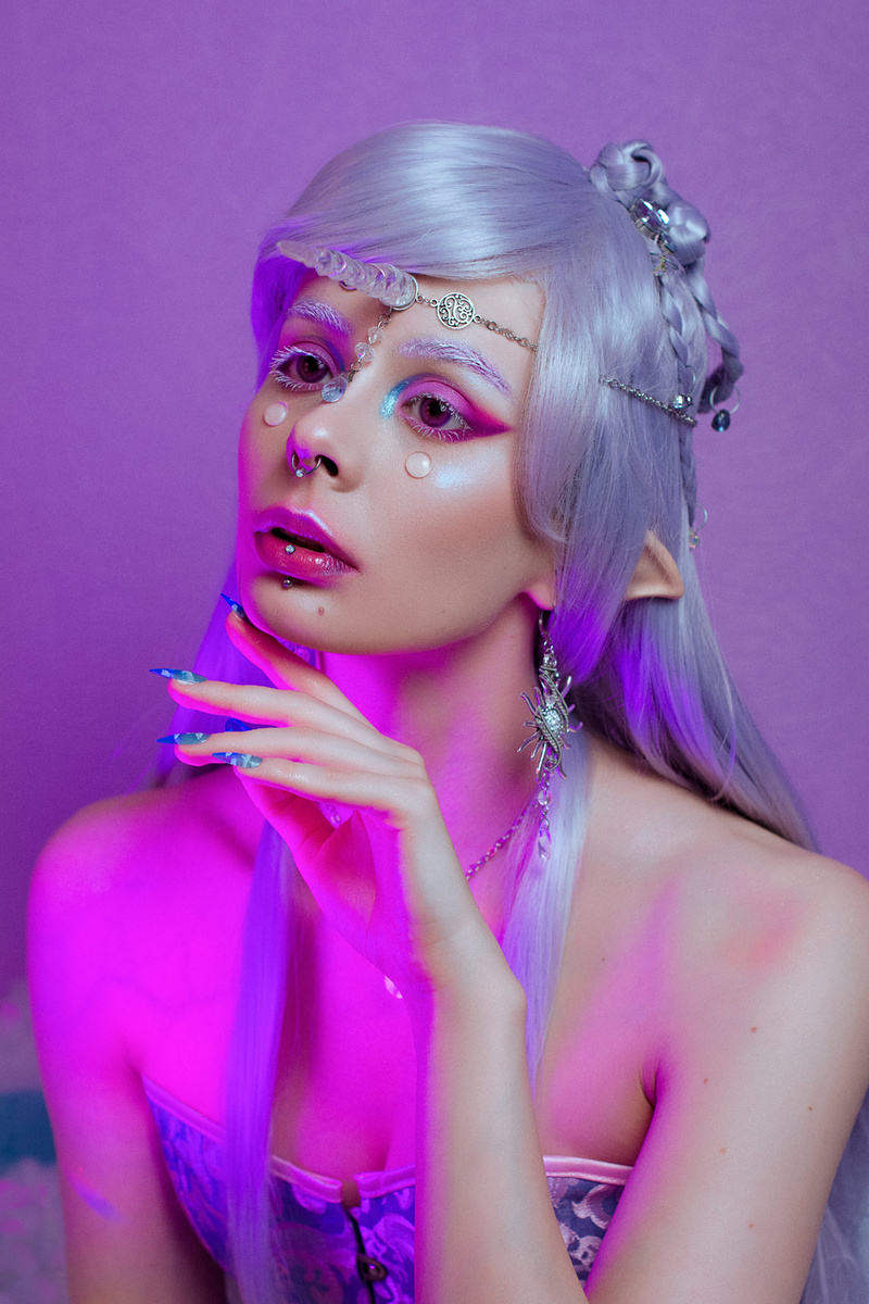 Фото автора (на ногтях типсы)