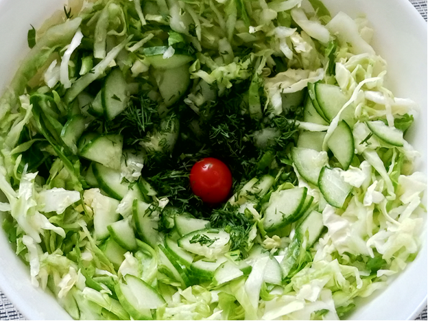 Три простых салата из ранней белокочанной капусты.