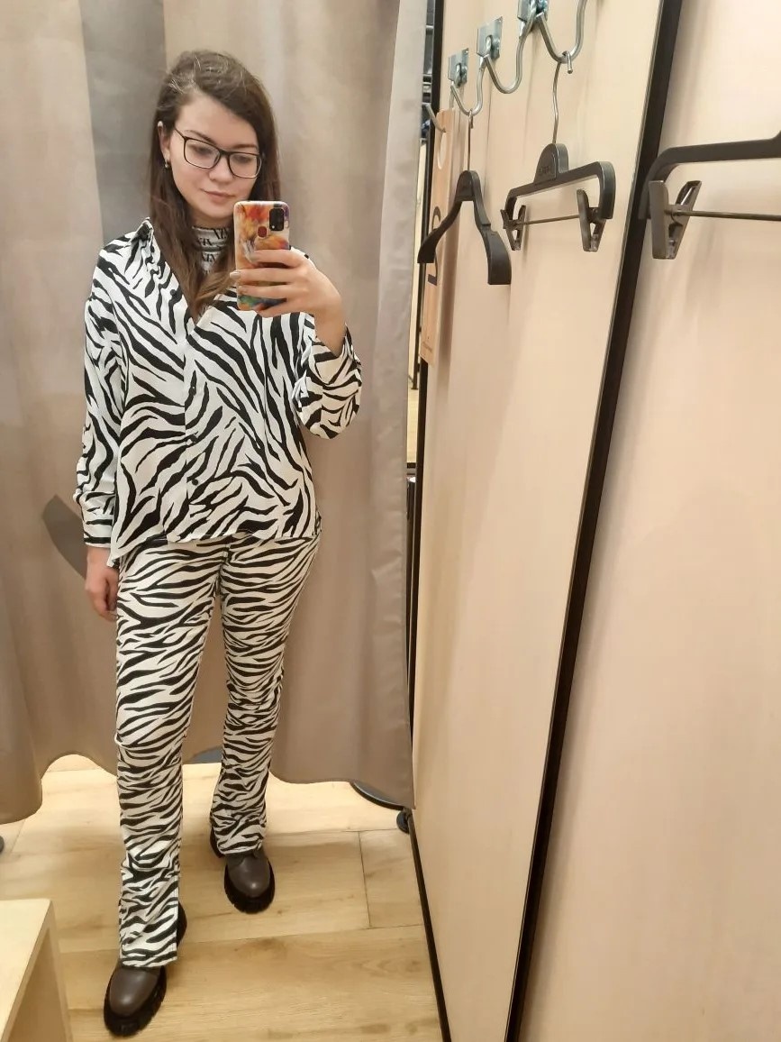 Серый маникюр в данном случае как будто смягчает и приглушает уж очень яркое для многих (не для меня) решение полностью одеться в зебриный принт