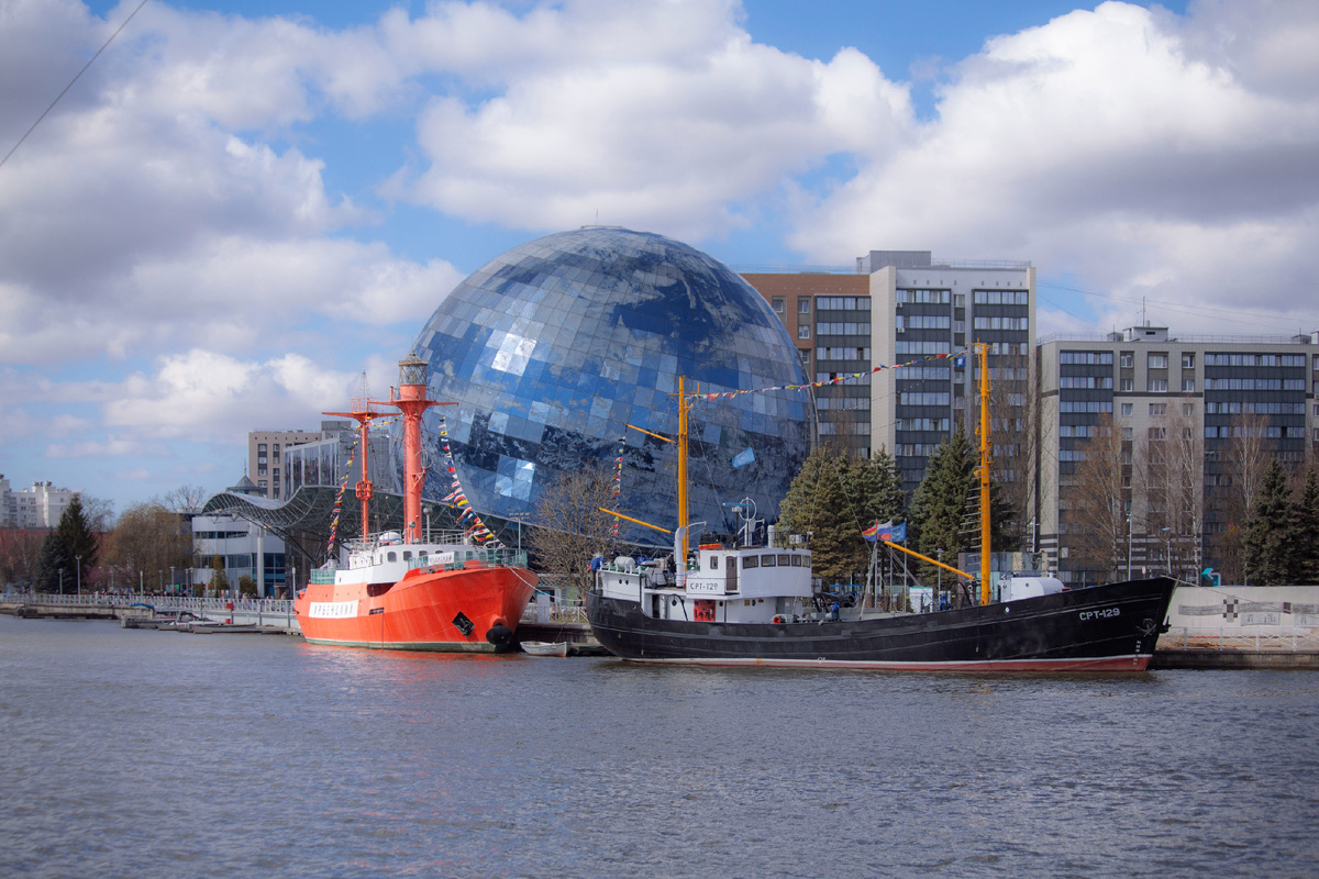 Вид от Эстакадного моста на корпус Планета океан 