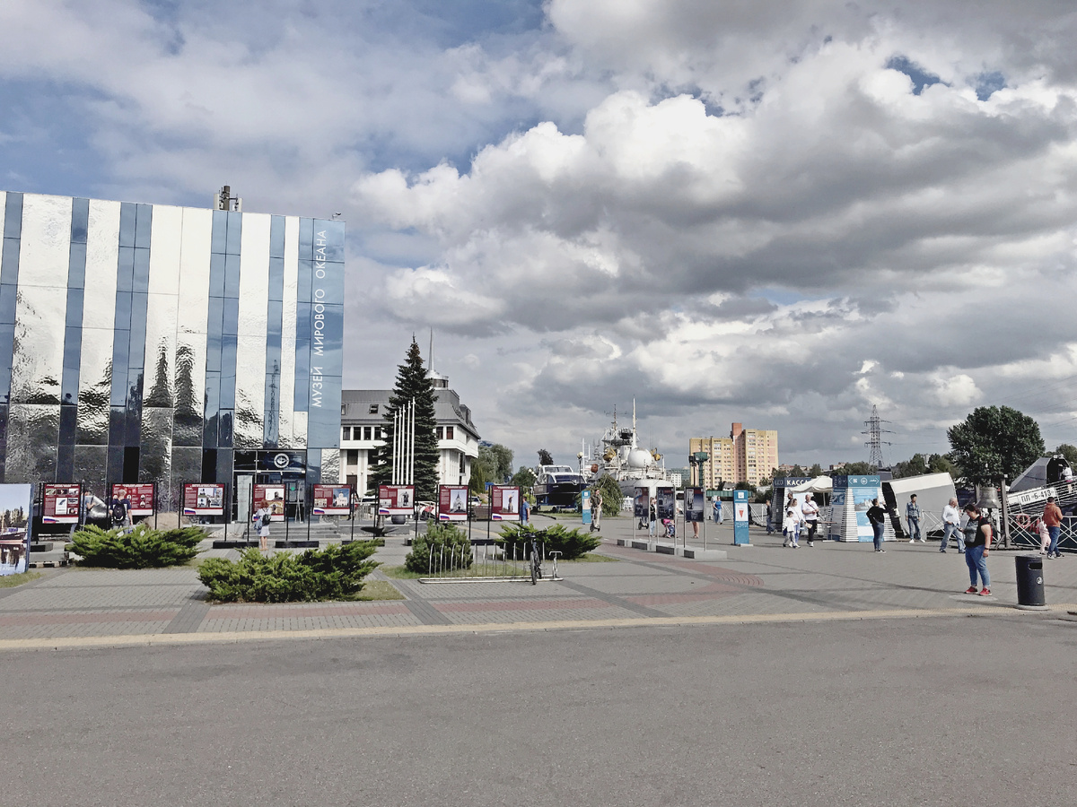 От гидросамолёта открывается панорама на набережную