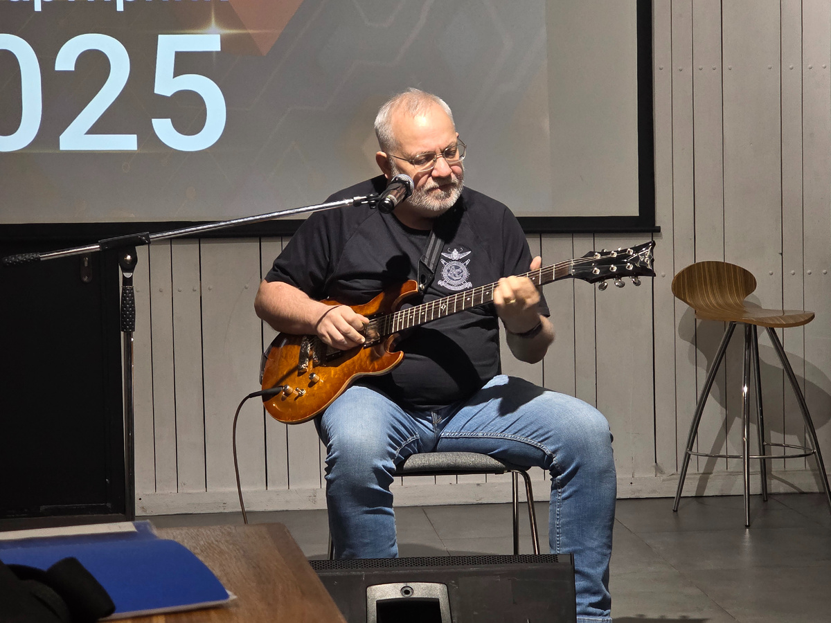 Очаровательную гитару я, в итоге, купил :)