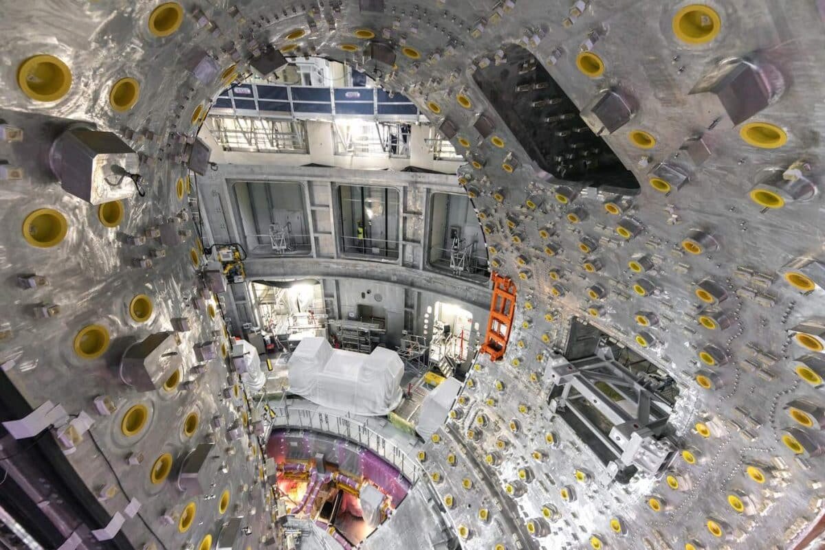    Густой «лес» из креплений внутри вакуумного корпуса ИТЭР / © ITER gallery