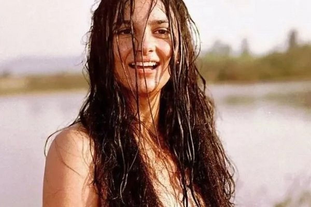    В сцене купания Светлана Тома снималась с оголенной грудью. Как она потом вспоминала, это было непросто. / кадр из фильма "Табор уходит в небо"