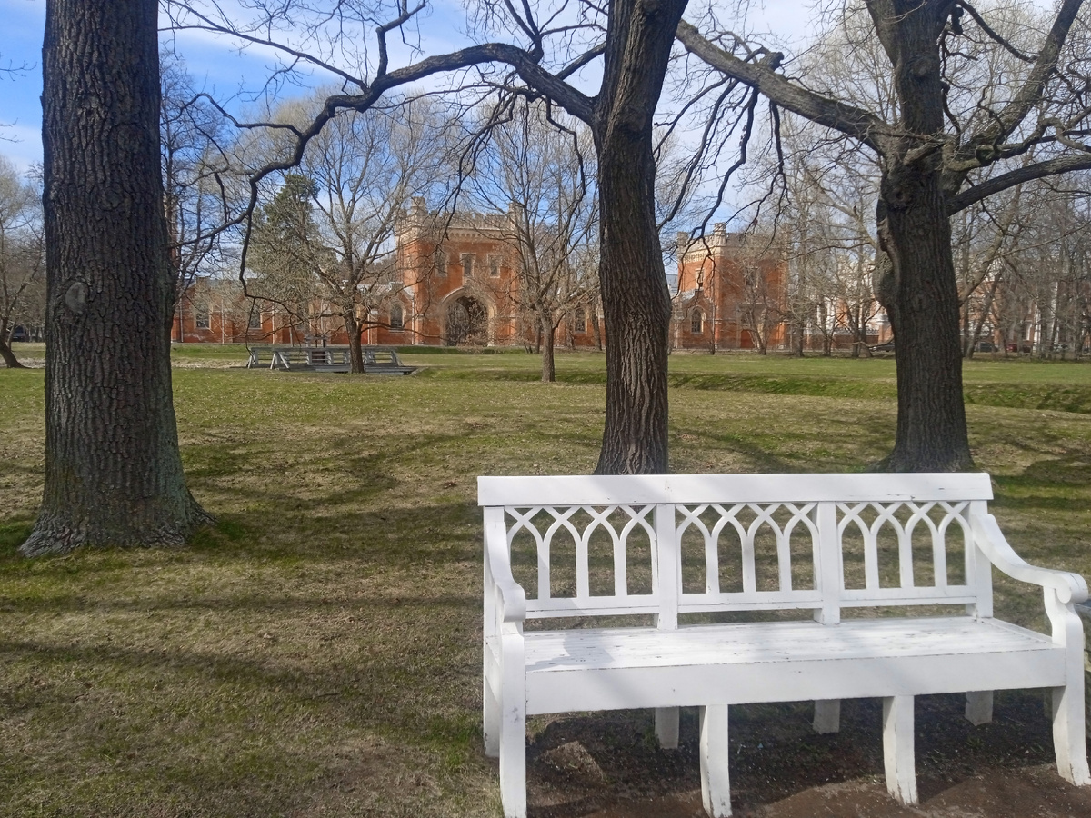 1. Петергоф. Парк Александрия от входа у Музей Дворцовая телеграфная станция. 14 апреля 2026. Фотографии авторские.