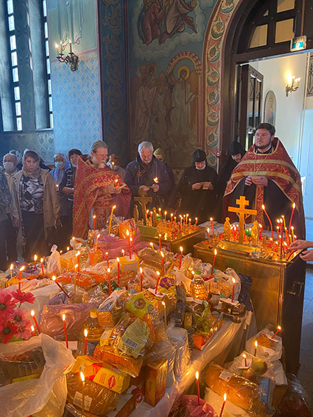 В качестве иллюстрации фото со Службы на Радоницу в Удомельском Благочинии (оригинал по ссылке: https://sobor-udomlya.ru/novosti/1067-radonitsa-pominovenie-usopshikh)