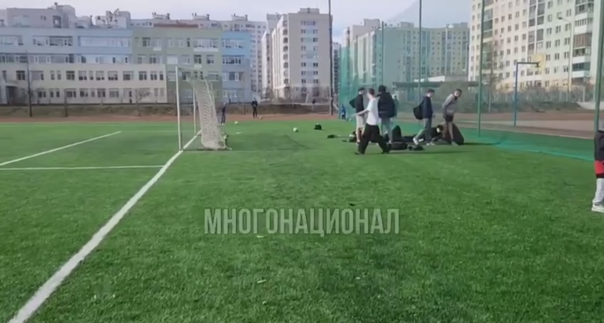 Школьники остались за воротами. Фото: скрин тг-канала "Многонационал".