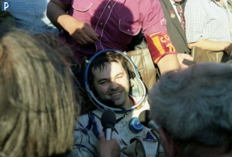 Бортинженер космического корабля «Союз ТМ-2» космонавт А.И. Лавейкин на месте приземления. 1987 г. РГАНТД. Арх. № 0-6124 цв.