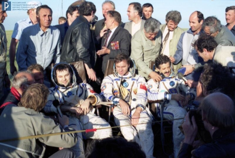 Космонавты А.И. Лавейкин, А.С. Викторенко и сирийский космонавт М. Фарис с членами поисково-спасательной группы на месте приземления. 1987 г. РГАНТД. Арх. № 0-6126 цв.