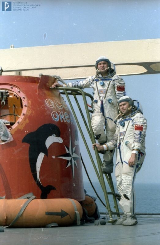 Космонавты Ю.В. Романенко и А.И. Лавейкин на тренировке по приводнению. 1986 г. РГАНТД. Арх. № 0-9017 цв.