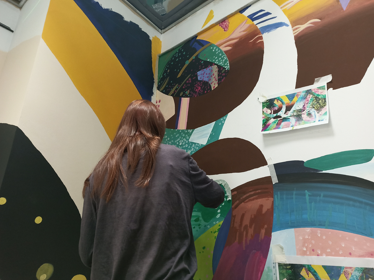 Процесс росписи в кафе