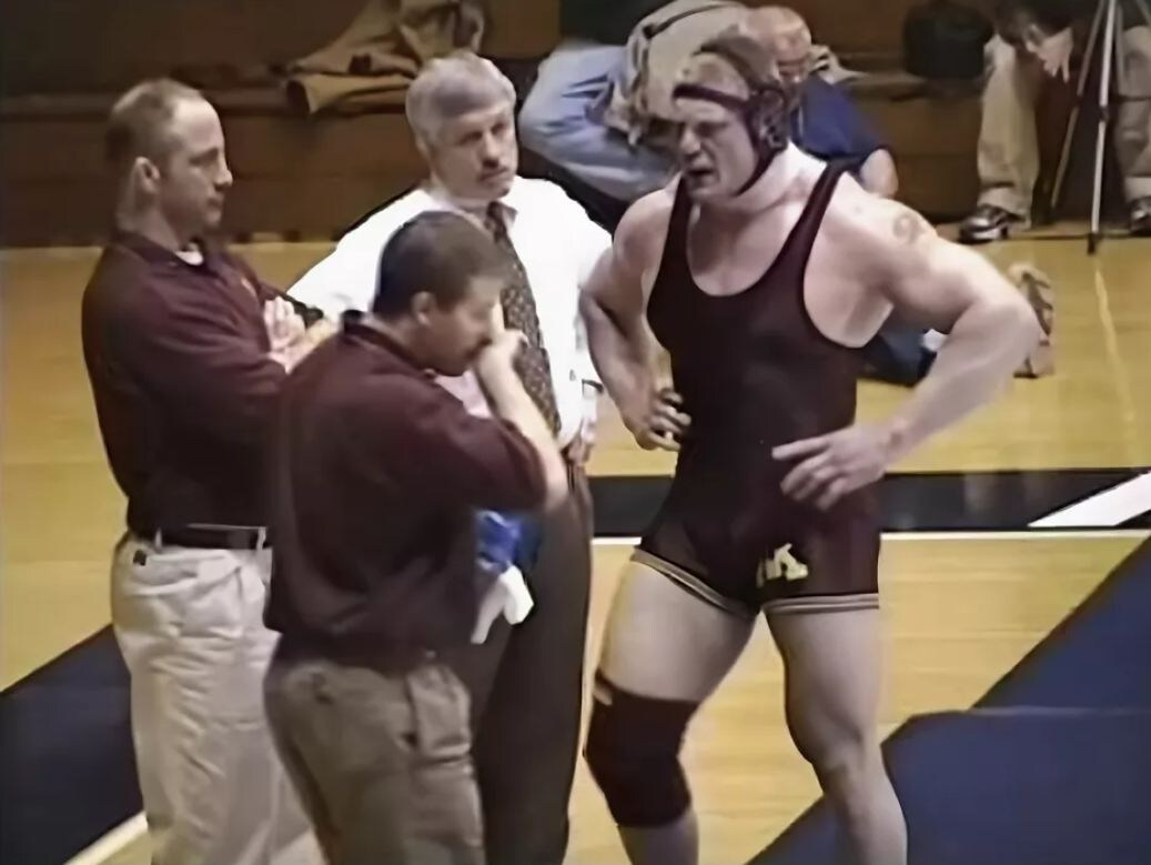     Еще в университете Леснар выглядел как машина