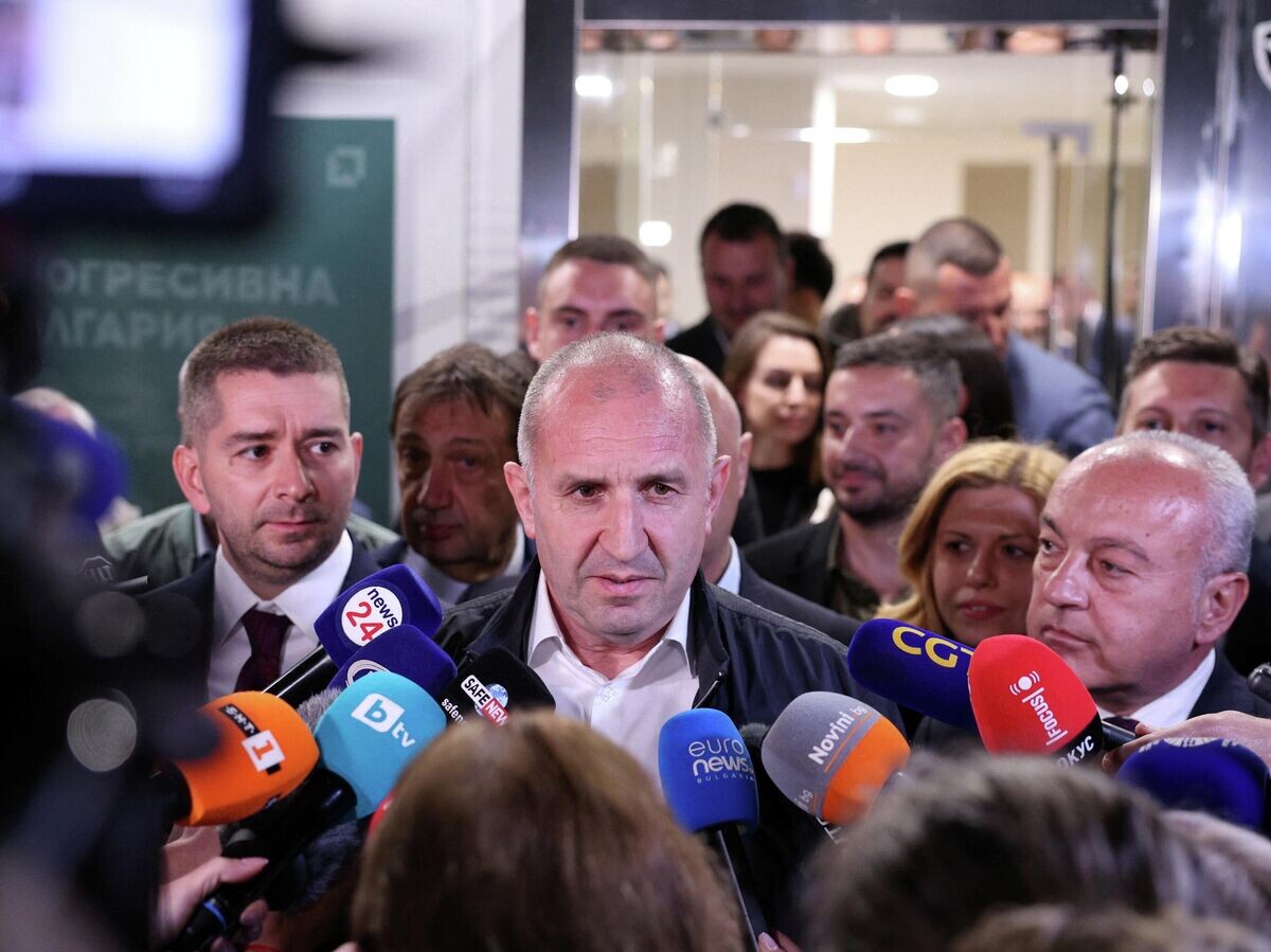    Лидер партии "Прогрессивная Болгария" Румен Радев выступает перед журналистами после парламентских выборов в Софии | © REUTERS / Spasiyana Sergieva