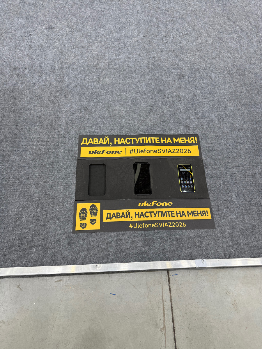 Мы видели эти смартфоны сами в воде и на камнях. Даже наступали на них. Они выдерживают всё!