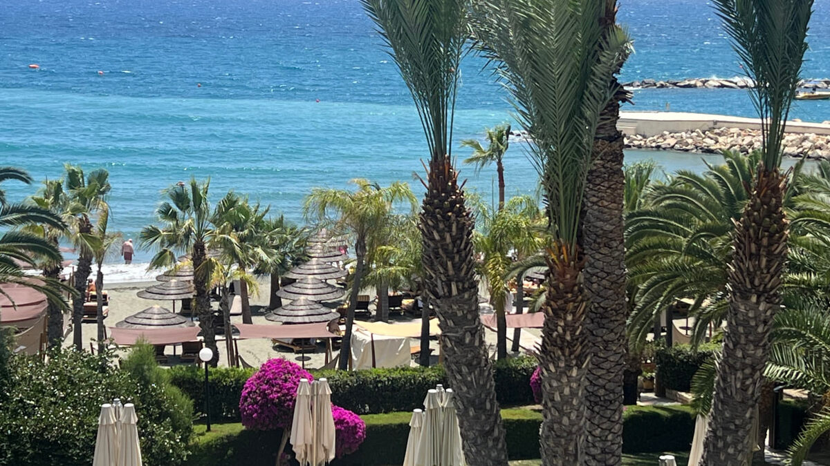 Вид на пляж с главного бассейна. 