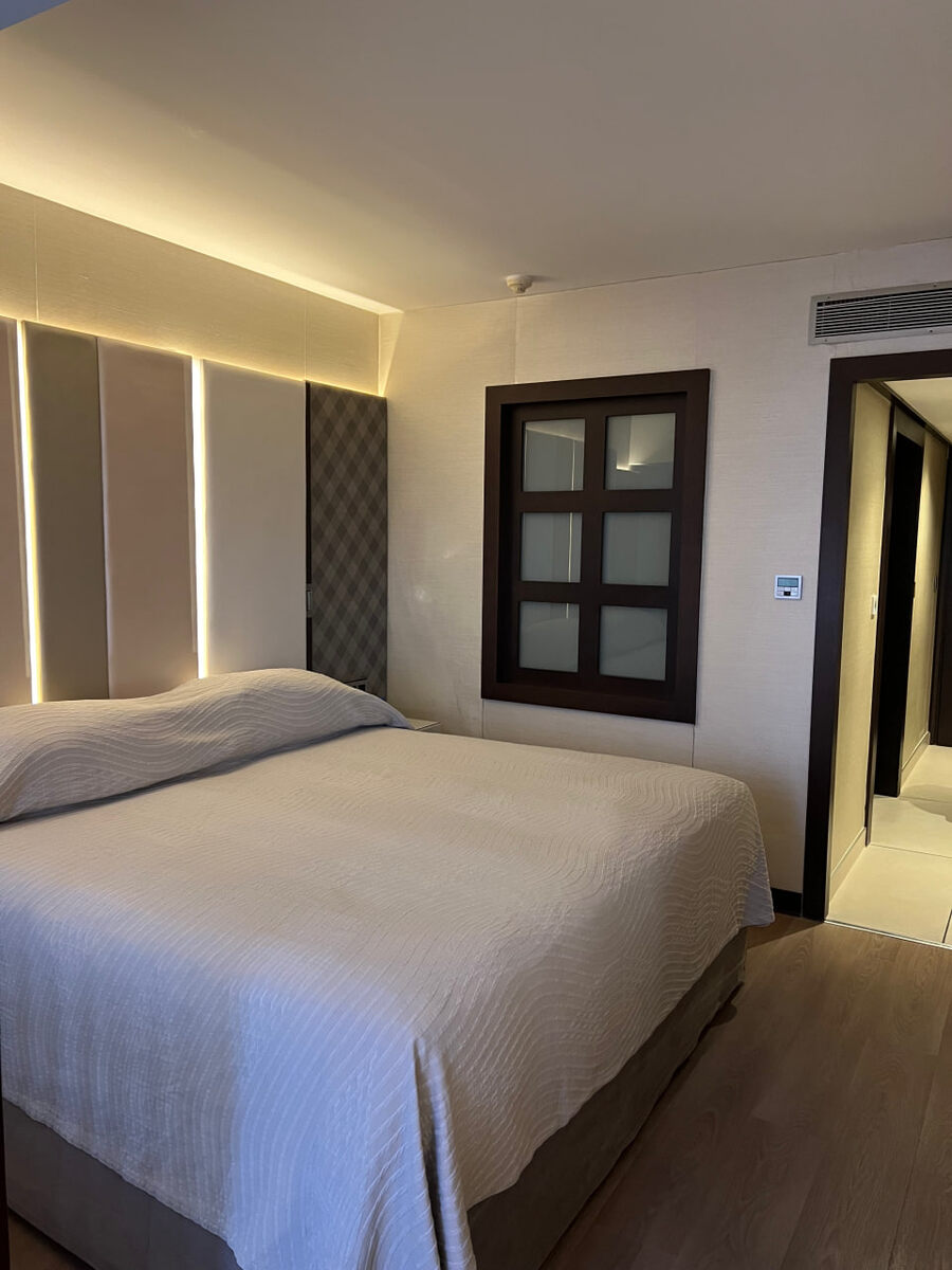 Номер - Superior room inland view и Superior room sea view (28 кв. м.), в некоторых номерах вместо окна - стеклянное ограждение (полностью закрывается).