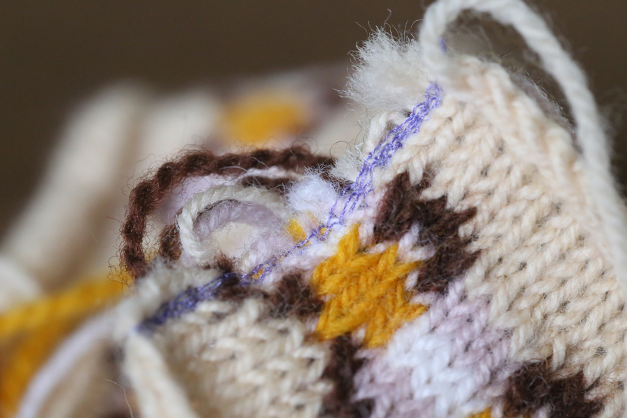 Нити белого и бежевого цвета - это пряжа Пехорка "Австралийский меринос"